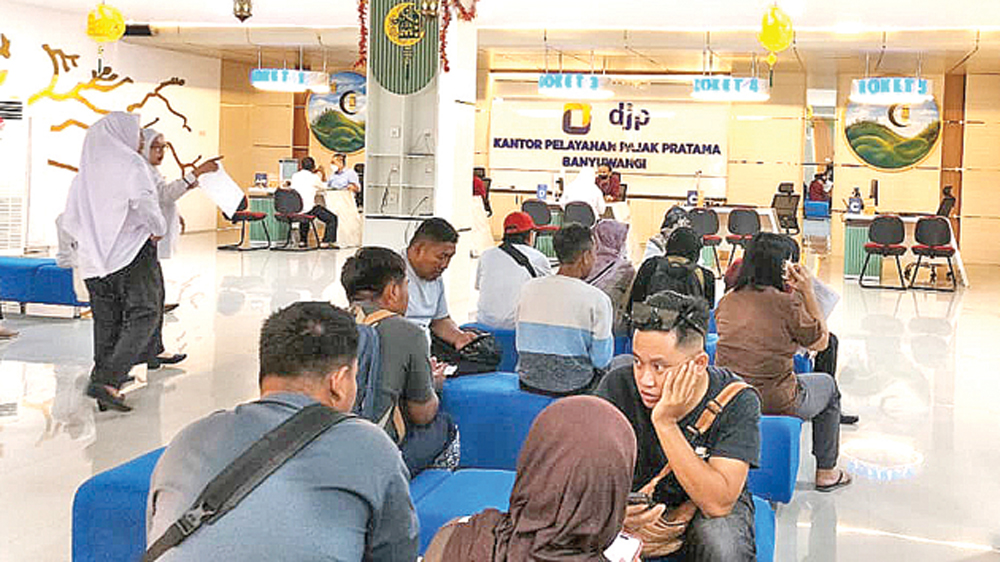 Masyarakat antre di KPP Pratama untuk melaporkan SPT Tahunan, Selasa (10/3). Laporan SPT akan berakhir pada 30 April mendatang.