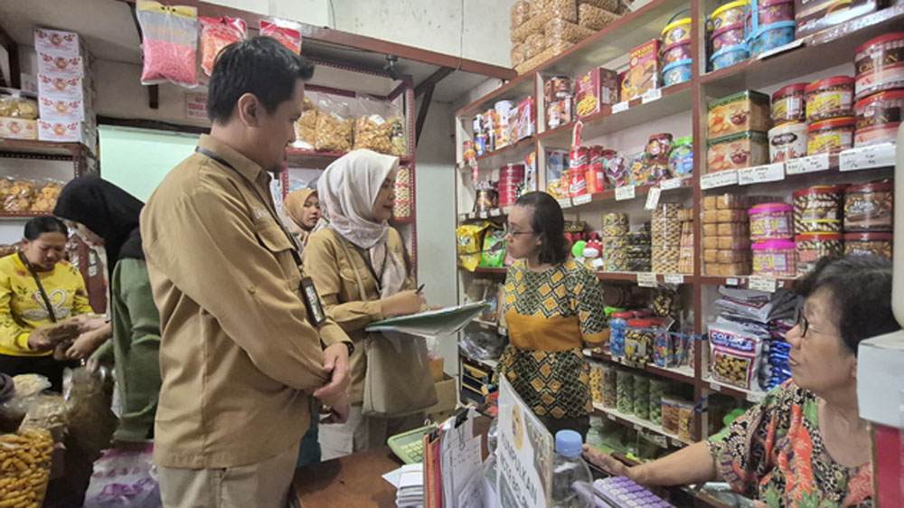 Petugas gabungan dari BPOM Jember bersama Dinkes Banyuwangi melakukan sidak pada pedagang kue atau hampers lebaran di wilayah Genteng, Selasa (10/3).