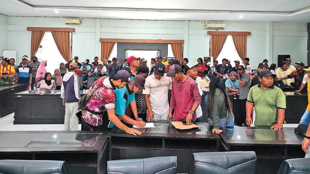 Suasana audiensi antara nelayan Muncar dan luar daerah di aula Pelabuhan UPT PPP Muncar, Senin (9/3).