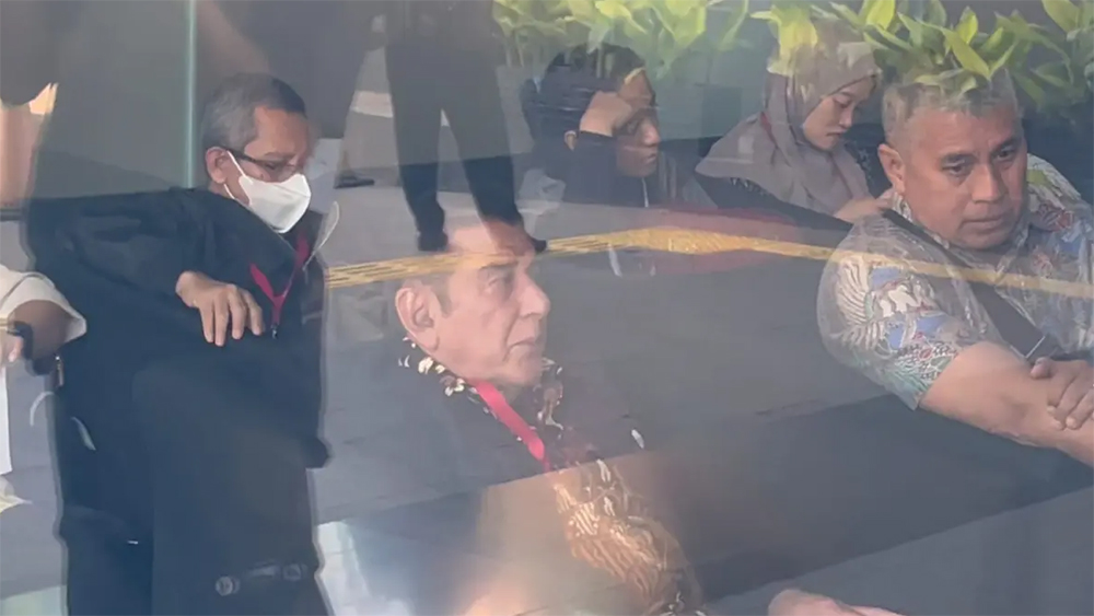 Ketua Umum Pemuda Pancasila (PP) Japto Soerjosoemarno usai menjalani pemeriksaan di Gedung Merah Putih KPK, Jakarta, Rabu (26/2/2025).