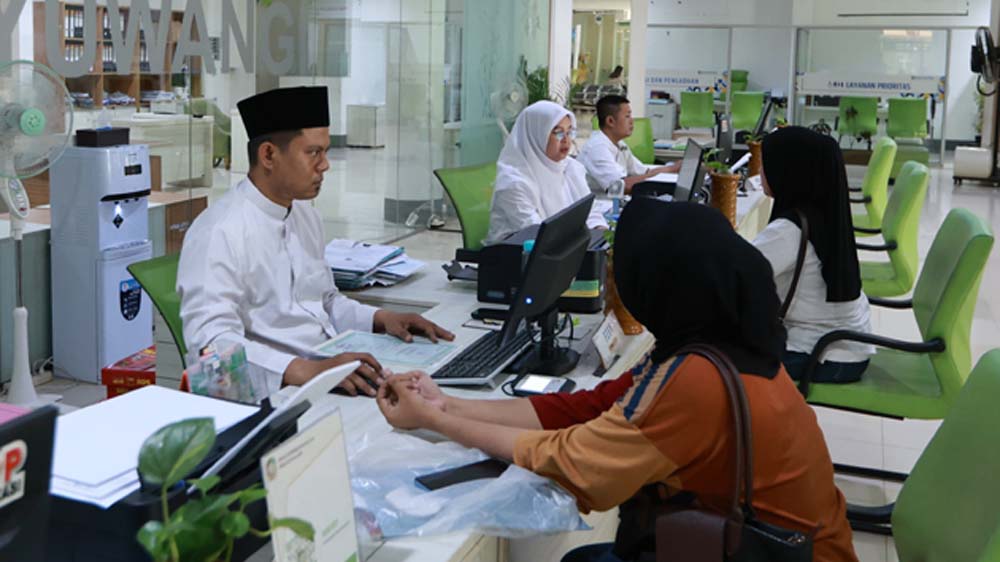 Petugas memberikan layanan adminduk di Mal Pelayanan Publik Banyuwangi. Pada momen libur Lebaran tahun ini, layanan adminduk tetap beroperasi di Kantor Dispendukcapil Banyuwangi.