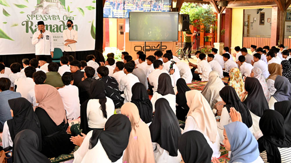 Plt Kepala Dispendik Alfian menyampaikan pengarahan kepada para siswa SMPN 1 Banyuwangi pada rangkaian kegiatan Pondok Ramadan, Rabu (11/3).