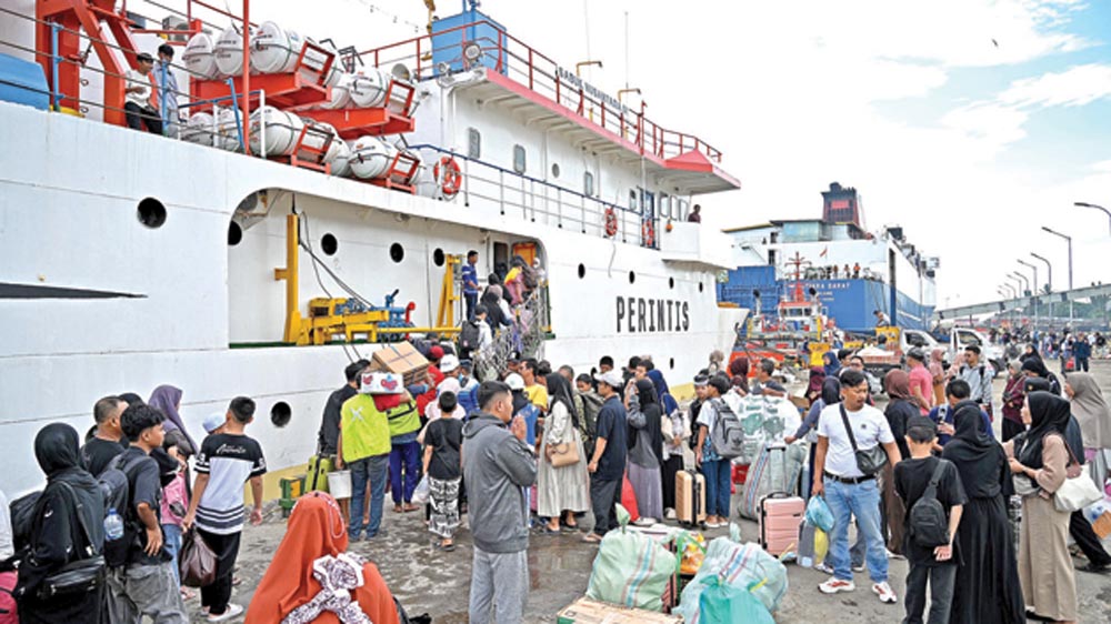 Sejumlah pemudik tujuan Kepulauan Madura seperti Sapeken, Raas, dan Sapudi bersiap naik kapal perintis Sabuk Nusantara 91 di Pelabuhan Tanjung Wangi, Banyuwangi (11/3).