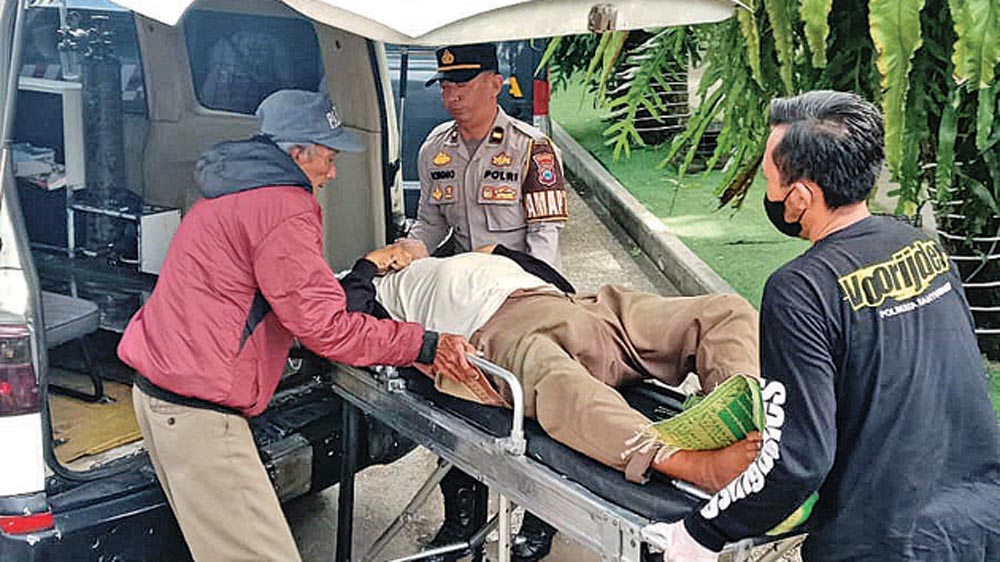 Petugas medis dan kepolisian mengevakuasi jenazah Agus Suprayitno yang ditemukan meninggal dunia di aula RTH Sayu Wiwit, kawasan TMP Banyuwangi, Rabu (11/3).