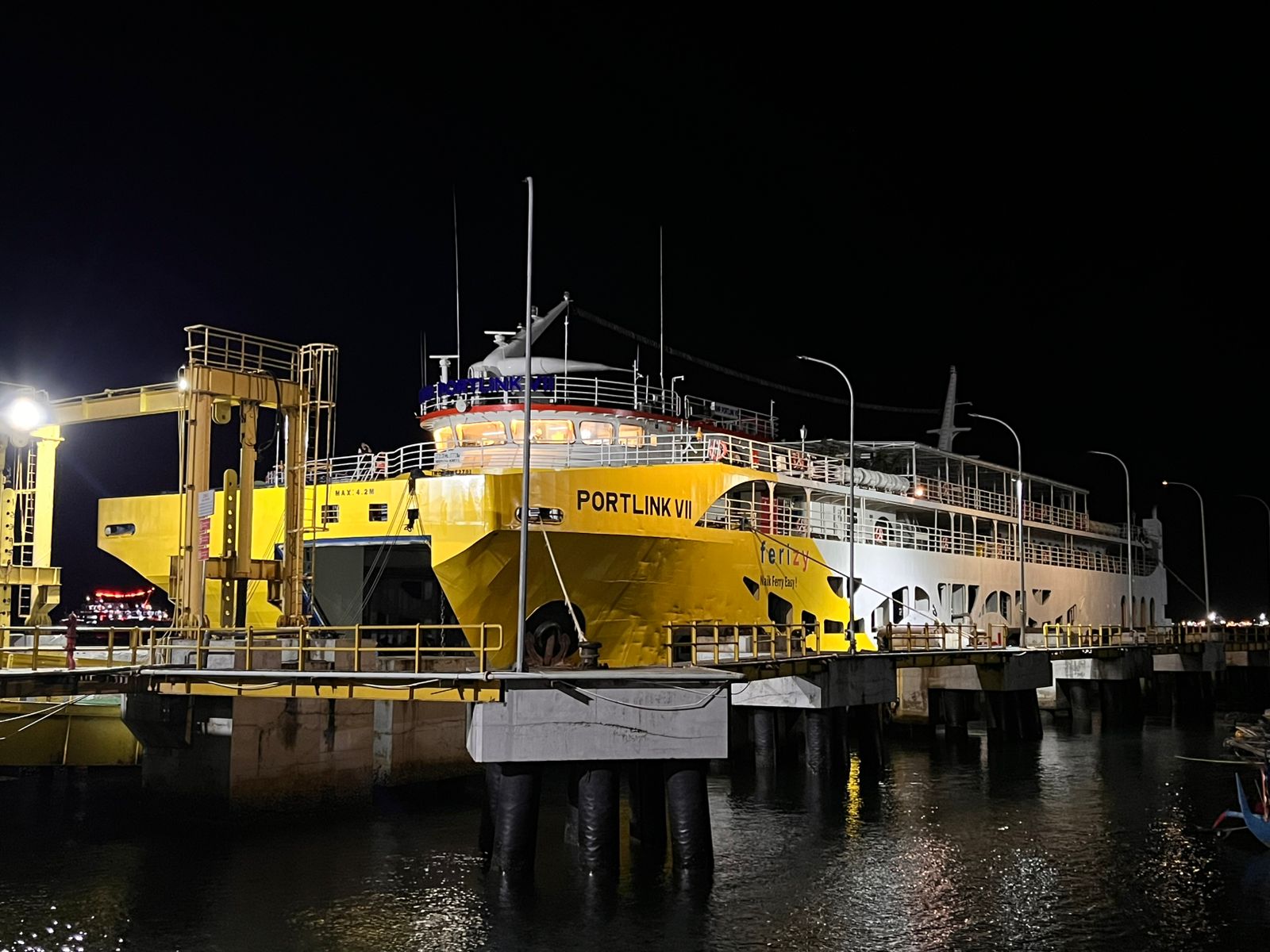 Kapal Portlink VII bersandar di Dermaga 4 LCM  Pelabuhan ASDP ketapang banyuwangi