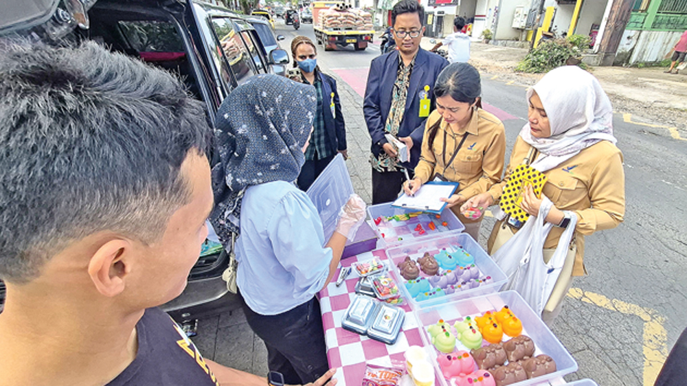 Petugas BPOM dan Dinkes Banyuwangi melakukan pemeriksaan makanan takjil di RTH Maron, Gentengkulon, Kecamatan Genteng, Selasa sore (10/3).