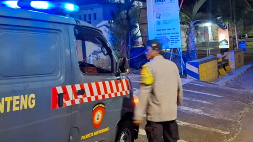 Personel Polsek Genteng bergerak cepat menindaklanjuti keluhan masyarakat terkait gangguan ketertiban umum di Desa Kembiritan, Kecamatan Genteng, Rabu dini hari (11/3).