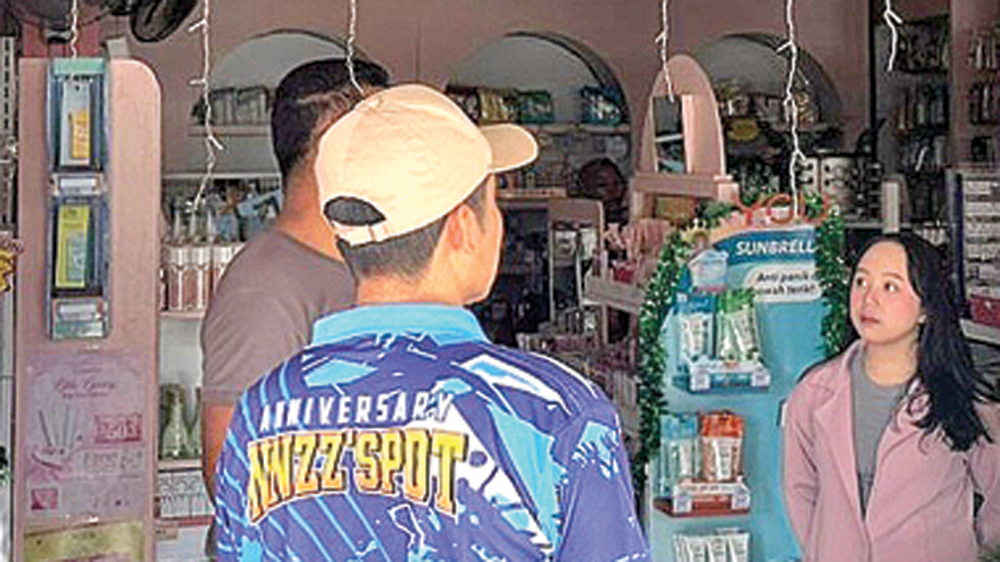 Anggota Unit Reskrim Polsek Glenmore meminta keterangan warga sekitar lokasi pelemparan batu di wilayan Desa Karangharjo, Kecamatan Glenmore, Rabu (11/3).