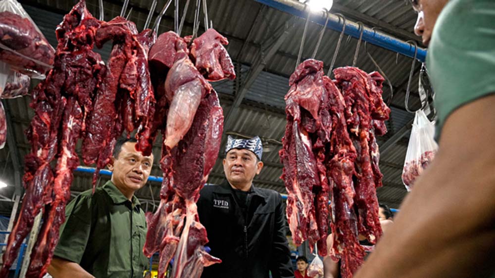 Kepala Dispertan Banyuwangi Danang Hartanto bersama Kabid Kesehatan Hewan dan Kesehatan Masyarakat Veteriner drh Nanang Sugiharto memeriksa daging sapi di Pasar Blambangan, Rabu (11/3).