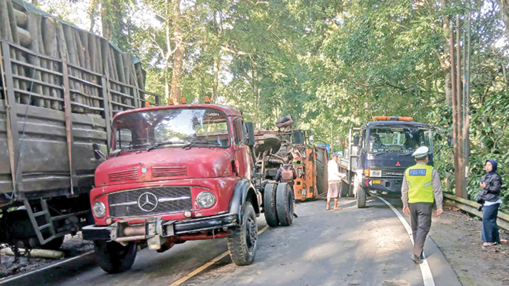 Proses evakuasi truk bermuatan kayu di jalan raya Gunung Gumitir mengakibatkan jalan utama jurusan Jember-Banyuwangi tersebut ditutup sekitar satu jam, Kamis (12/3).