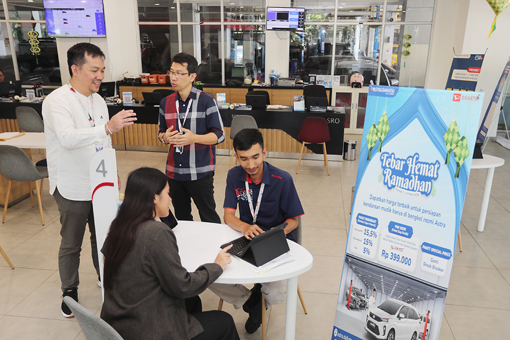 Marketing &amp; CR Div Head Astra International-Daihatsu Sales Operation (AI-DSO) Tri Mulyono (berdiri kanan) berbincang dengan Deputy After Sales Service and Logistic Div Head AI-DSO, Yanuar Krisna (berdiri kiri) di Bengkel Astra Daihatsu Sunter, Jakarta