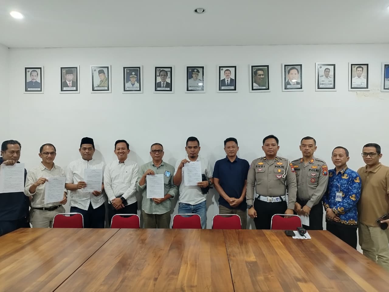Sejumlah pihak menyepakati kesepakatan bersama di ruang rapat Dishub Banyuwangi, Kamis (12/3/2026).