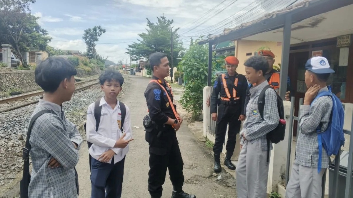 KAI Divre IV Tanjungkarang larang ngabuburit di rel kereta api.