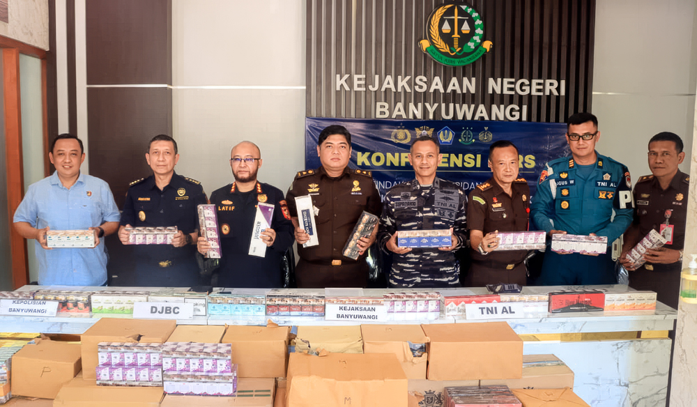 Bea Cukai dan lintas elemen menunjukkan barang bukti rokok ilegal dalam rilis di kantor kejaksaan Negeri Banyuwangi, Kamis (12/3).
