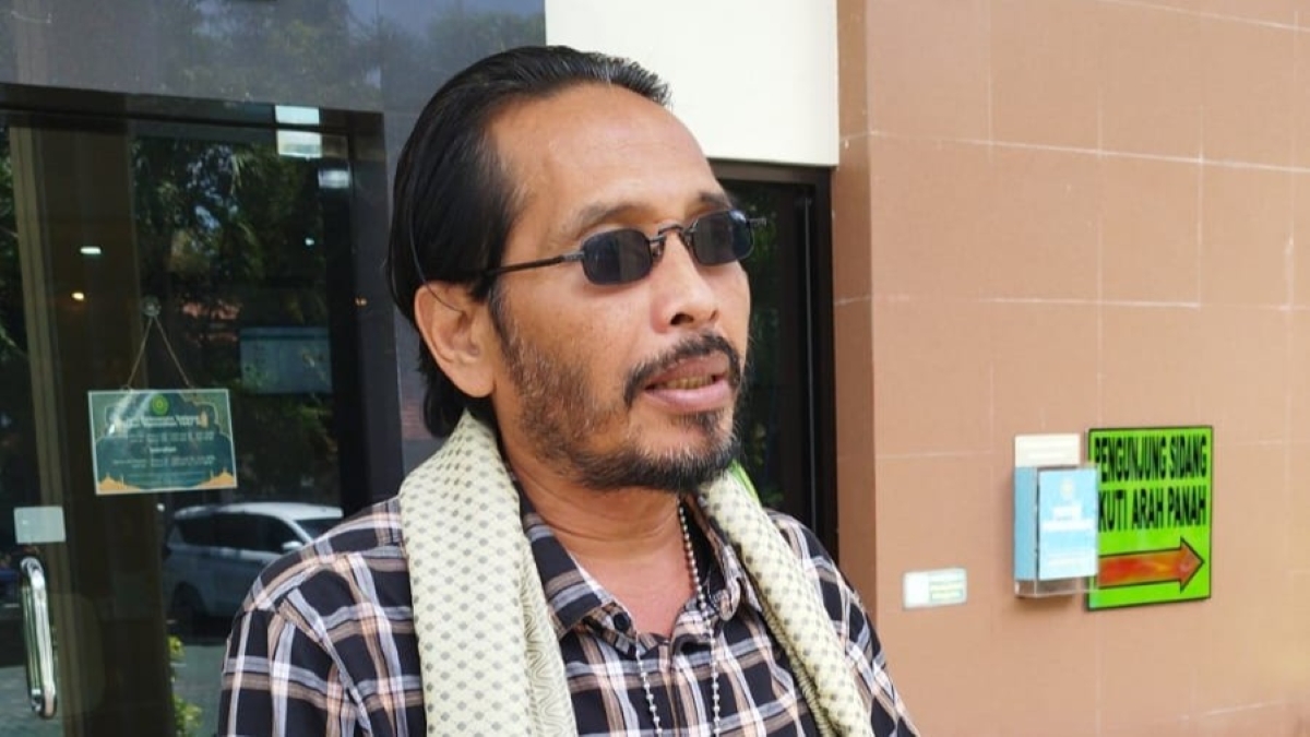 Yunus Wahyudi saat mengecam putusan ringan kasus tenggelamnya KMP Tunu Pratama Jaya di PN Banyuwangi, Kamis (12/3/2026).