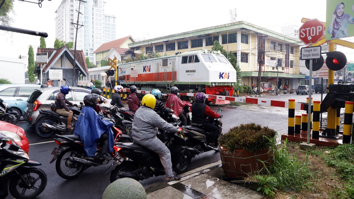 KAI mengimbau pengendara lebih waspada di perlintasan sebidang.