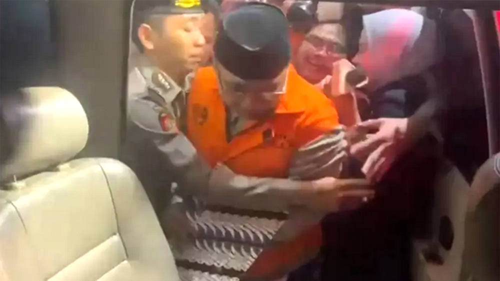 Mantan Menag Yaqut Cholil Qoumas mengenakan rompi tahanan KPK, Kamis (12/3).