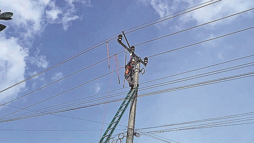 PERBAIKAN: Petugas teknik PLN melakukan pekerjaan perbaikan jaringan listrik di wilayah Kecamatan Sempu Kamis (12/3).