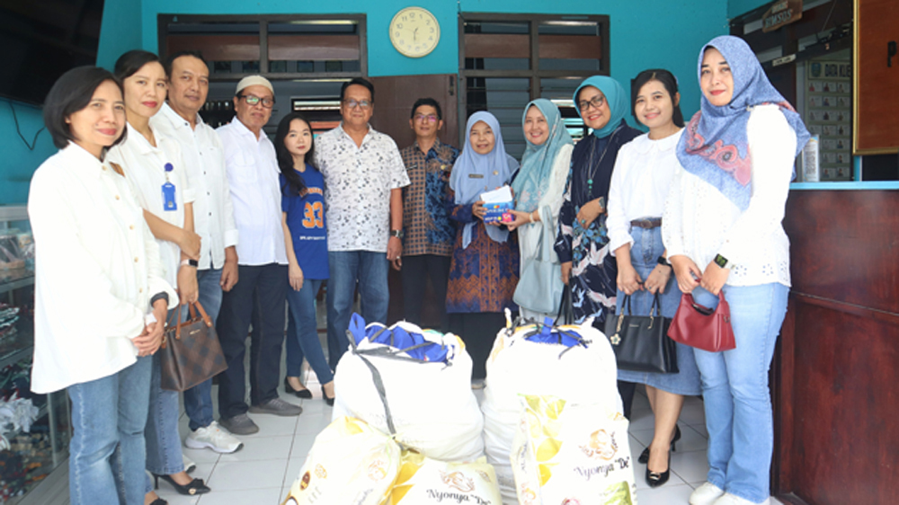 Direktur Utama BPR ADY Herlina Iswandari, Komisaris Utama Hj Luluk Indriyani, Komisaris Didik Sugiarto Candra dan Nyoto Prayitno, serta jajaran direksi memberikan bantuan paket sembako kepada perwalilan UPT PSTW Banyuwangi, Kamis (12/3).