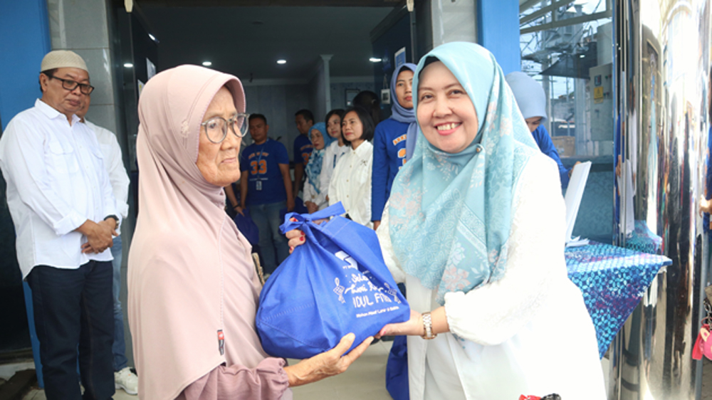 Direktur Utama PT BPR ADY Banyuwangi Herlina Iswandari menyerahkan bantuan sembako kepada warga di Dusun Krajan, Desa Gentengkulon.