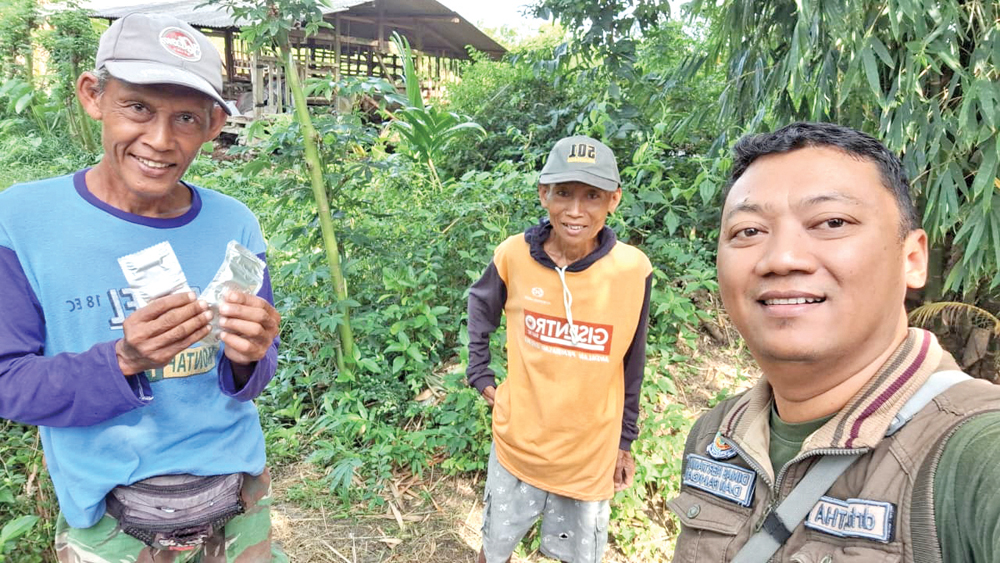 Pemkab Banyuwangi melalui petugas Puskeswan Gambiran memeriksa kondisi ternak sekaligus dan memberi vitamin hewan kepada peternak di Desa Sambimulyo, Kecamatan Bangorejo, pada Selasa (10/3).