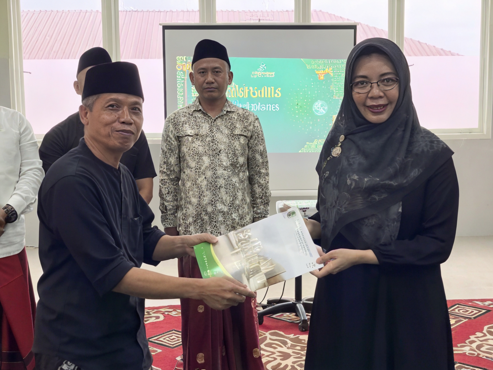 Ketua PCNU KH Ahmad Turmudzi menyerahkan SK perpanjangan jabatan direktur RSNU Banyuwangi kepada dr Ika Rahayu Susanti.