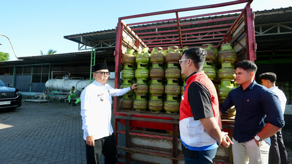 STOK AMAN: Wabup Mujiono mengecek ketersediaan elpiji di Kecamatan Rogojampi pada Kamis (12/3).