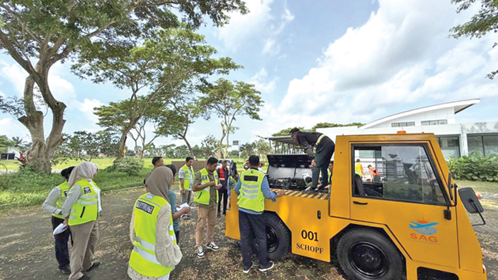 Petugas Bandara Banyuwangi mengecek towing tracktor untuk memastikan kendaraan dengan daya tarik kuat tersebut siap digunakan selama momentum angkutan Lebaran tahun ini.