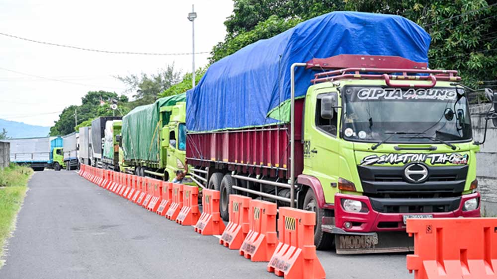 PADAT MERAYAP: Kendaraan pengangkut logistik antre masuk kapal lewat Dermaga Bulusan, Jumat (13/3).