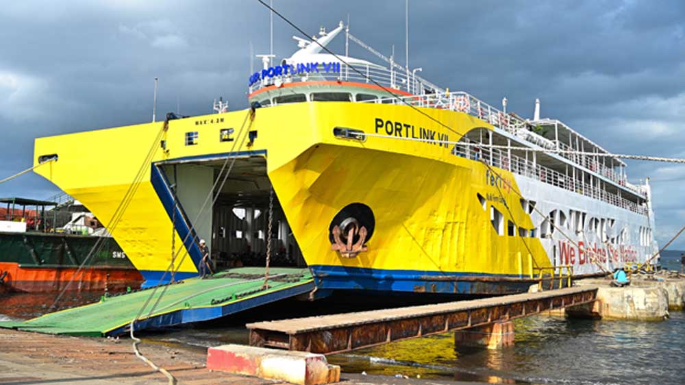 SEGERA BEROPERASI LAGI: KMP Portlink VII menjalani perbaikan setelah terbakar Rabu malam (11/3). Perbaikan diawasi KSOP dan Biro Klasifikasi Indonesia.