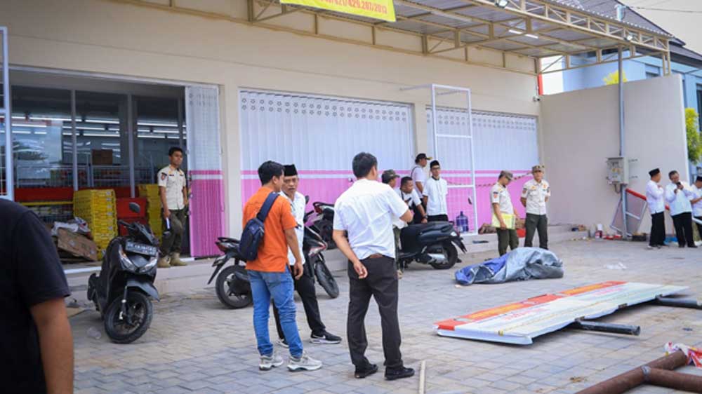 DISEGEL ULANG: Satpol PP Banyuwangi kembali menyegel toko Binhasy Mart di Desa Dadapan, Kecamatan Kabat, Jumat (13/3).