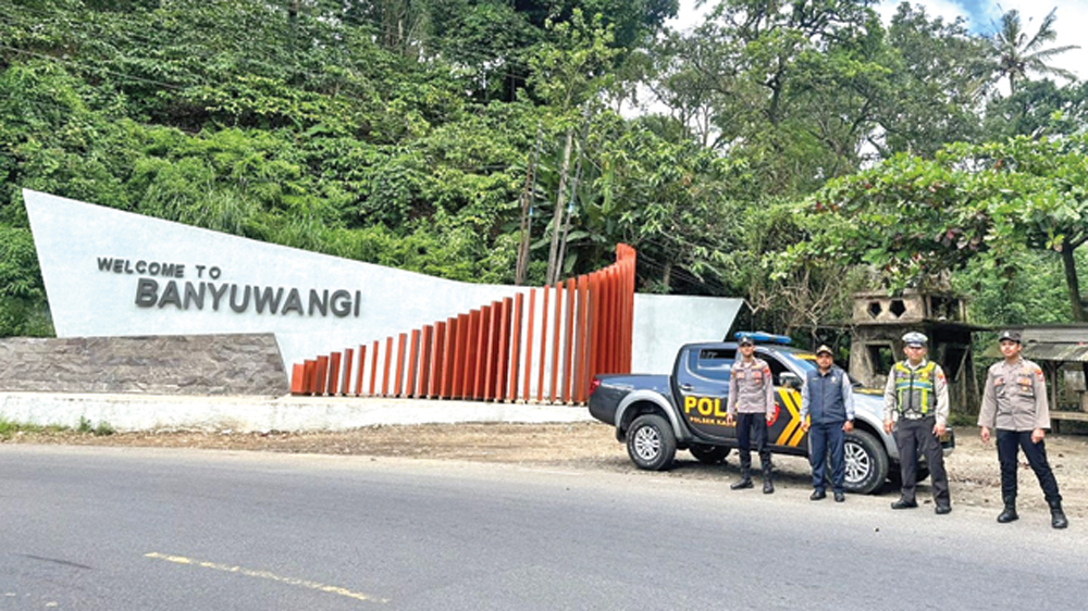 Anggota Polsek Kalibaru bersama petugas Dishub melakukan patroli di jalan raya jurusan Banyuwangi-Jember di Dusun Barurejo, Desa Kalibaru Manis, Kecamatan Kalibaru, Jumat (13/3).