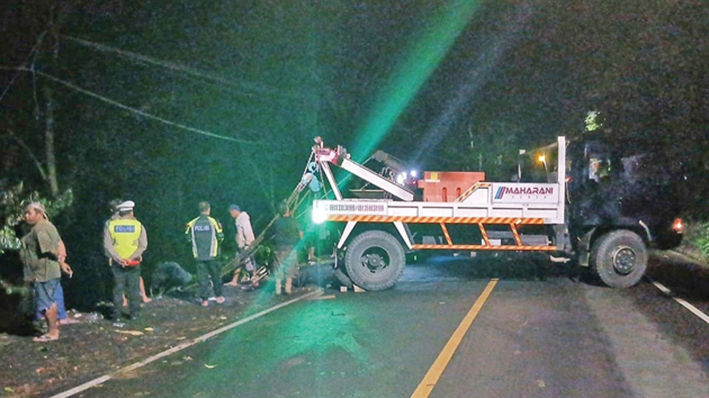 BIANG MACET: Proses evakuasi truk nomor polisi L 8319 UV di jalur gumitir Jumat dini hari (13/3).