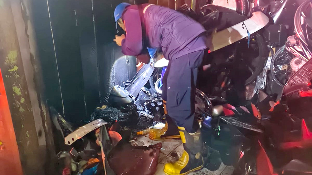 Petugas Damkarmat memadamkan api yang membakar kios loak motor di Jalan Ikan Ampala, Lingkungan Ujung, Kelurahan Kepatihan, Rabu malam (11/3).
