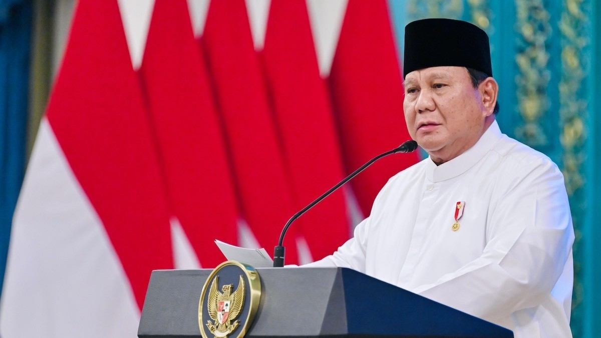 Prabowo pastikan program Makan Bergizi Gratis tetap jalan meski efisiensi anggaran. Fokus atasi stunting dan bantu rakyat miskin.