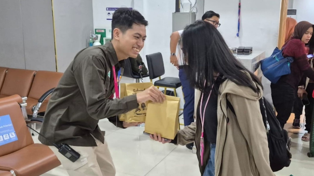 KAI Daop 8 Surabaya bagikan 4.000 takjil gratis bagi penumpang kereta api jarak jauh.