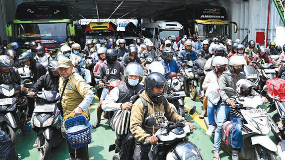 MULAI MENINGKAT: Arus mudik dari Bali terus mengalir. Ratusan sepeda motor antre keluar dari kapal di Pelabuhan ASDP Ketapang, Sabtu (14/3).