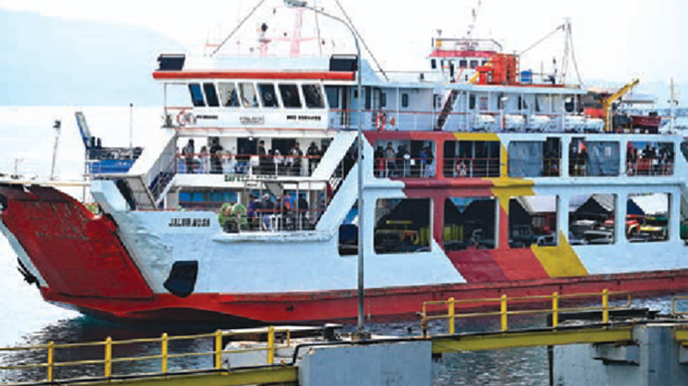 MERAPAT KE DERMAGA: Setelah terjebak kemacetan di Gilimanuk, para penumpang kapal akhirnya bisa sampai Pelabuhan Ketapang.