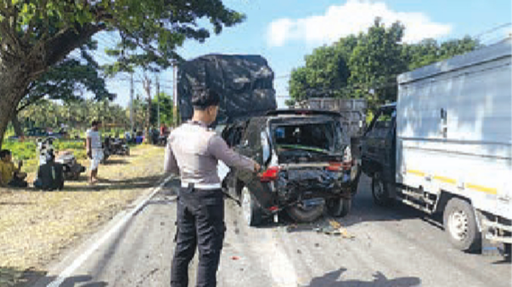 MELINTANG DI JALAN: Mobil Avanza ringsek akibat tabrak bagian belakang truk Mitsubishi putih di jalan raya Desa Bangsring, Wongsorejo, Sabtu (14/3).