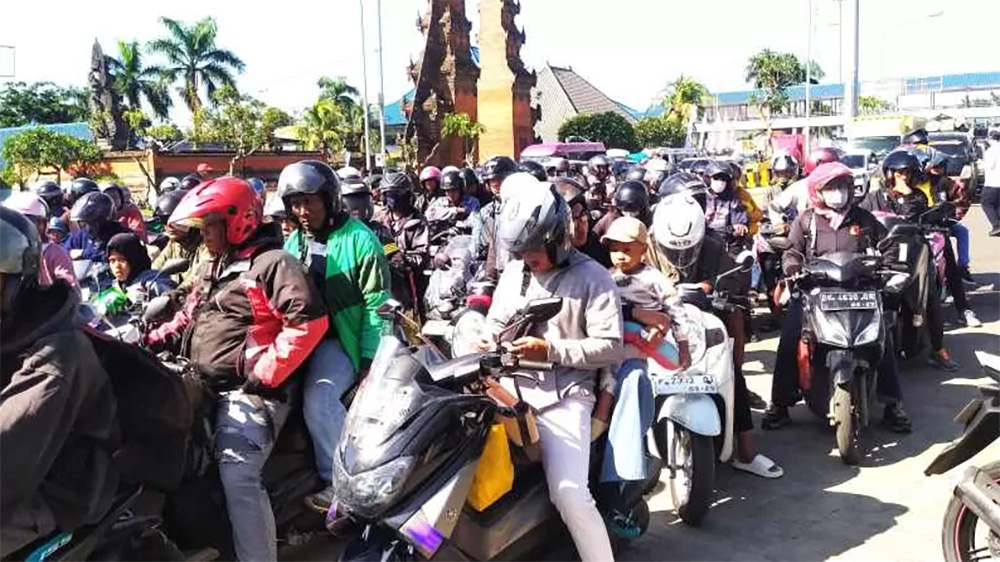 PERLU KESABARAN DAN STAMINA EKSTRA: Antrean kendaraan pemudik yang akan menyeberang di Pelabuhan Gilimanuk, Jumat (13//2026).