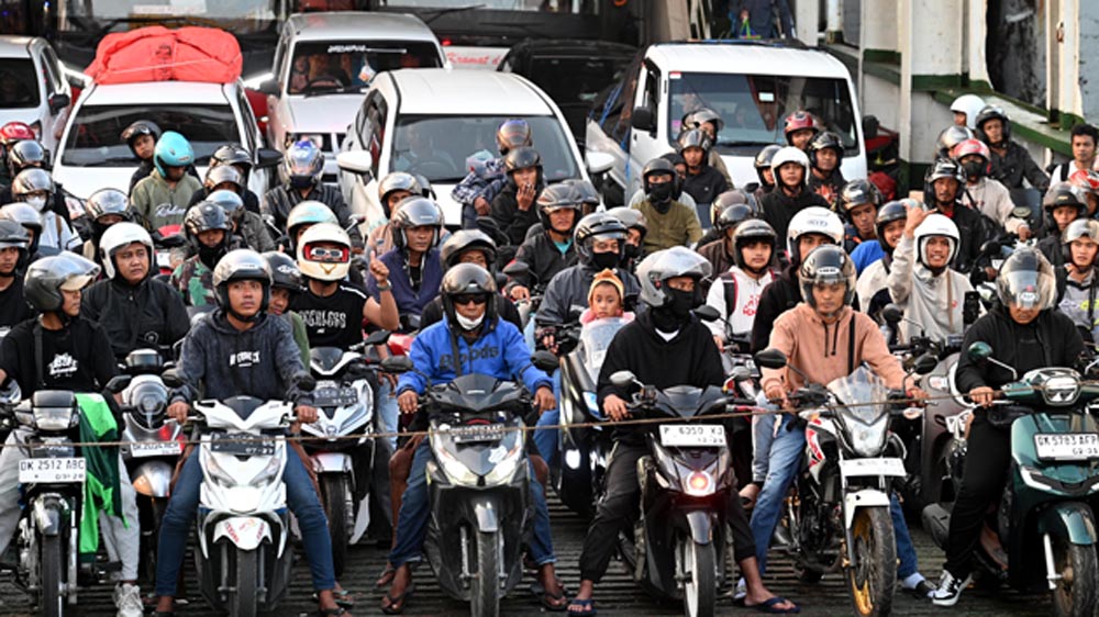 Sejumlah pemudik bersiap turun dari kapal di Pelabuhan Ketapang, Banyuwangi, Minggu (15-3-2026).