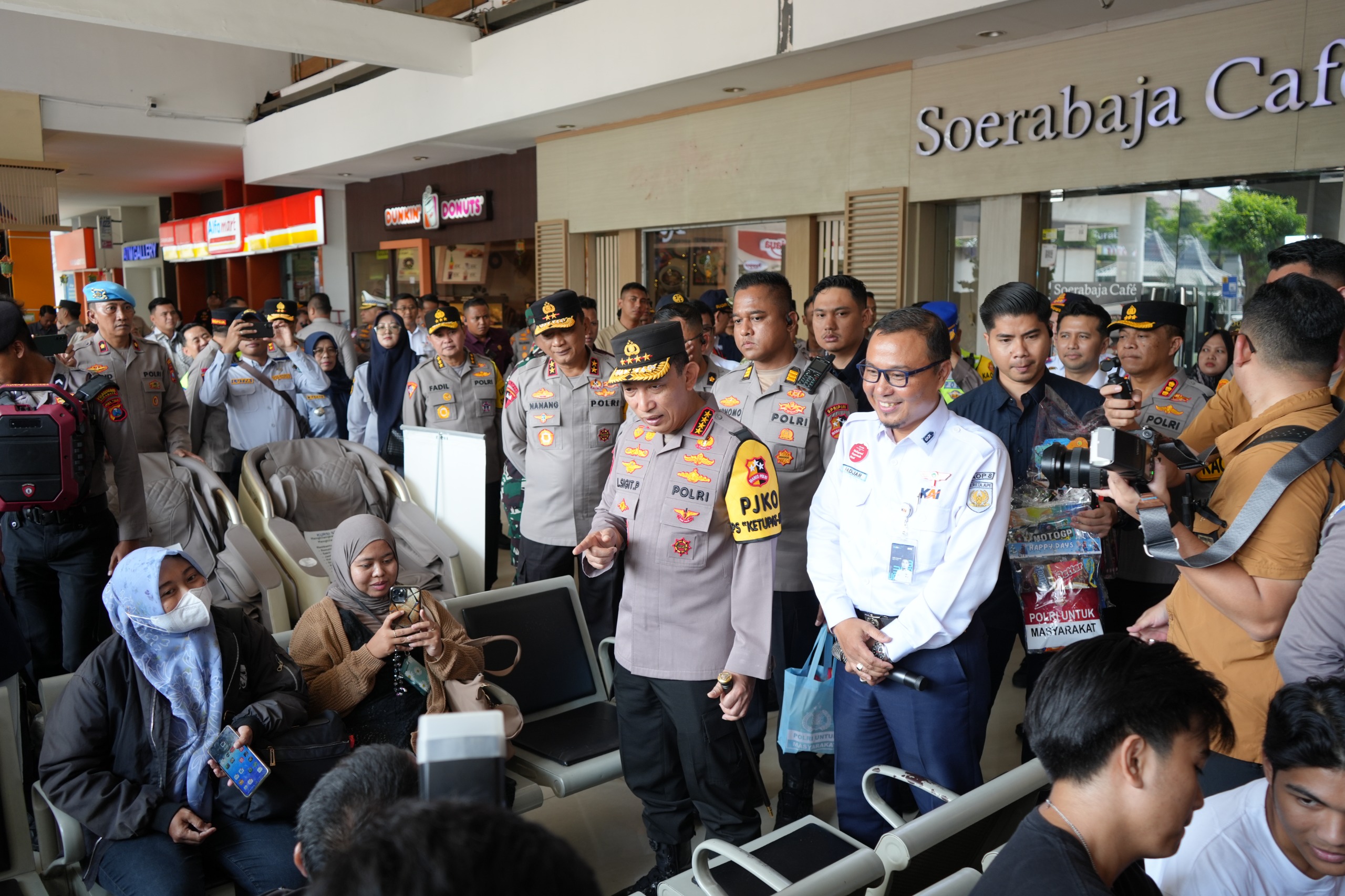 Kapolri Jenderal Polisi Listyo Sigit Prabowo meninjau kesiapan Angkutan Lebaran 2026 di Stasiun Surabaya Gubeng.