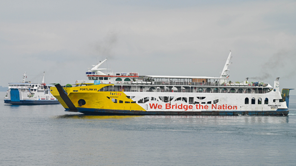 BEROPERASI LAGI: KMP Portlink VII kembali beroperasi di Selat Bali, Minggu (15/3).
