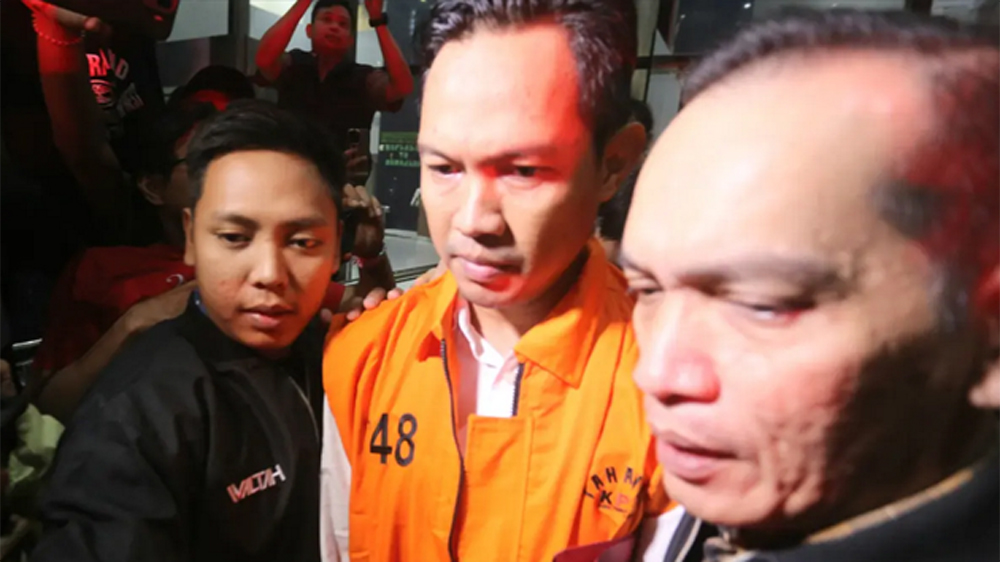 Bupati Cilacap Syamsul Auliya Rachman mengenakan rompi tahanan usai terjaring OTT KPK, Jakarta, Sabtu (14/3/2026).