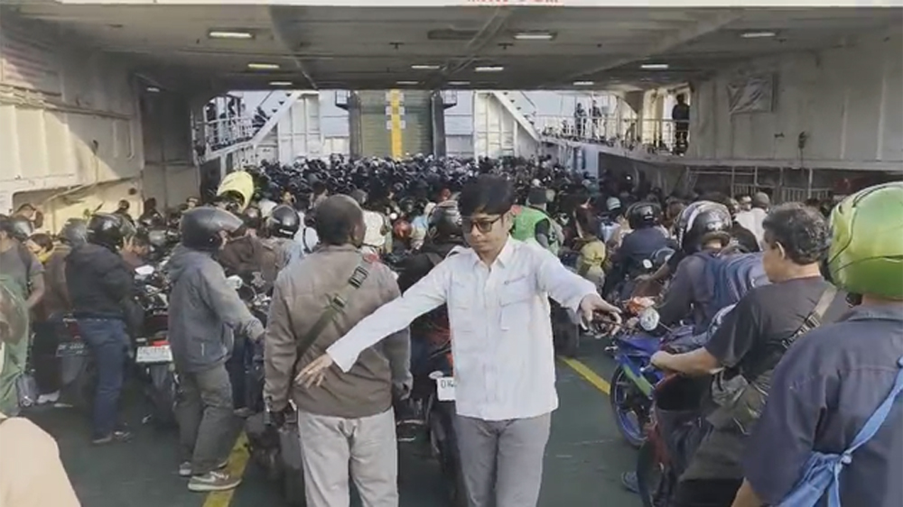 Untuk mengirai kemacetan panjang, sejumlah kapal diisi 100 persen kendaraan roda 2.