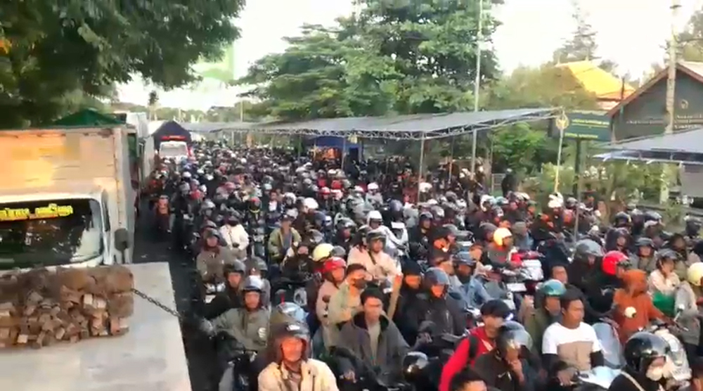 Kemacetan panjang menuju Pelabuhan Gilimanuk Minggu 15 Maret 2026 mencapai 30 km. Pemudik terjebak antrean hingga 20 jam menuju Ketapang.