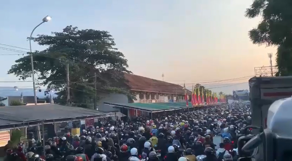 Ribuan kendaraan roda 2 terjebak antrean panjang menuju pintu masuk Pelabuhan Gilimanuk Bali, Minggu (14/3).