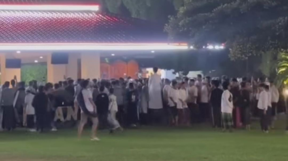 PASCA DITEGUR: Sejumlah remaja menggeruduk Pendapa Sabha Swagata Blambangan, Minggu dini hari (15/3).