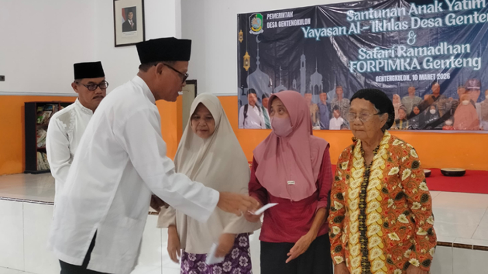 SANTUNAN: Kades Supandi bersama Camat Genteng Satrio (kiri) menyerahkan santunan kepada duafa di Kantor Desa Gentengkulon, Kecamatan Genteng, Selasa (10/3).