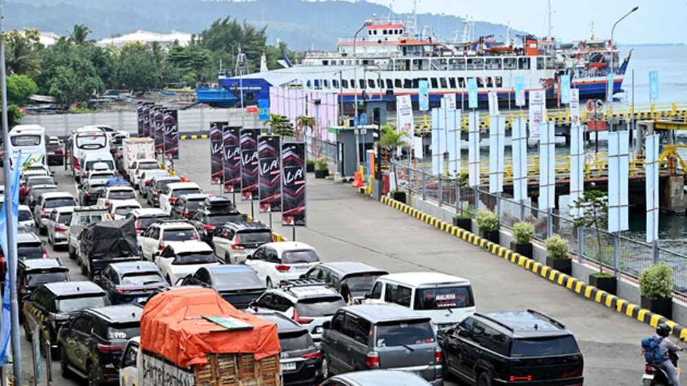 ANTRE MASUK KAPAL: Jumlah kendaraan roda empat yang hendak ke Bali juga meningkat, Senin (16/3). Kendaraan kecil sebanyak 1.781 unit, sedangkan bus 58 unit.